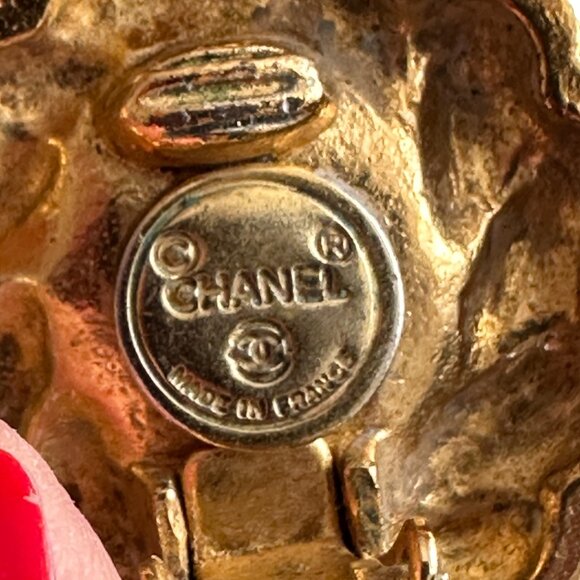 PREOWNED Chanel Vintage Gold-Plated Faux Pearl Clip On Earrings (with Box) - Picture 3 of 8